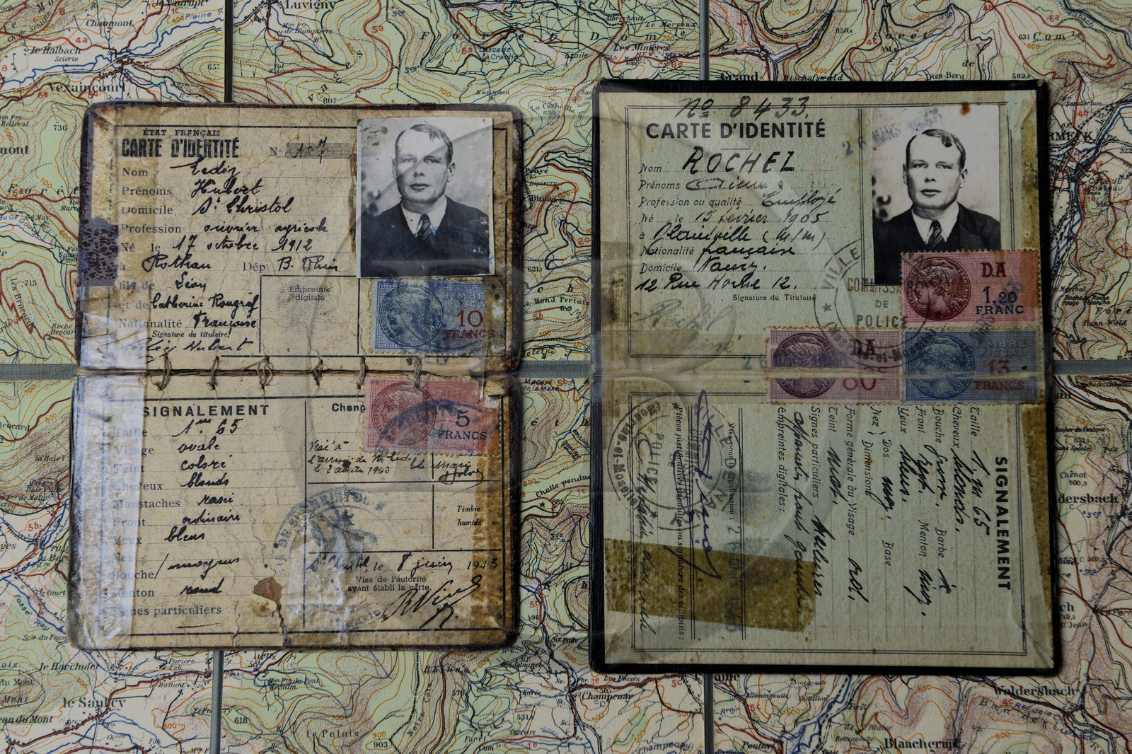 France, Bas-Rhin (67), chemin des passeurs au Donon sur la trace de la filière d'évasion du Rehtal, Schirmeck, cartes d'identité vraie et fausse du passeur Hubert Ledig