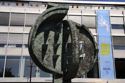 Norvège, Rogaland, Stavanger, sculpture devant l'office du tourisme et affiche de Stavanger 2008