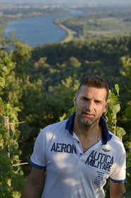 France, Loire (42), Parc Naturel Régional du Pilat, le domaine du Monteillet Stéphane Montez, Stéphane Montez dans ses vignes surplombant le Rhône
