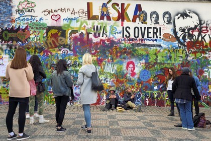 République Tchèque, Prague, centre historique classé Patrimoine Mondial de l'UNESCO, quartier Mala Strana, peinture murale en mémoire de John Lennon, Velkoprevorske Namesti