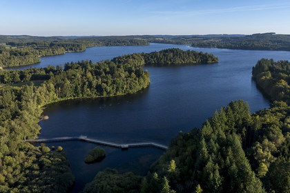 France, Nièvre (58), Parc naturel régional du Morvan, Moux-en-Morvan, lac des Settons, la passerelle de Chevigny au sud du lac au niveau de l'embouchure de la rivière Cure, possède un observatoire ornithologique (vue aérienne)