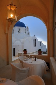 Grèce, Les Cyclades, mer Égée, île de Santorin (Thira ou Théra), village de Pyrgos, l'hôtel Relais & Châteaux Zannos Melathron, la terrasse