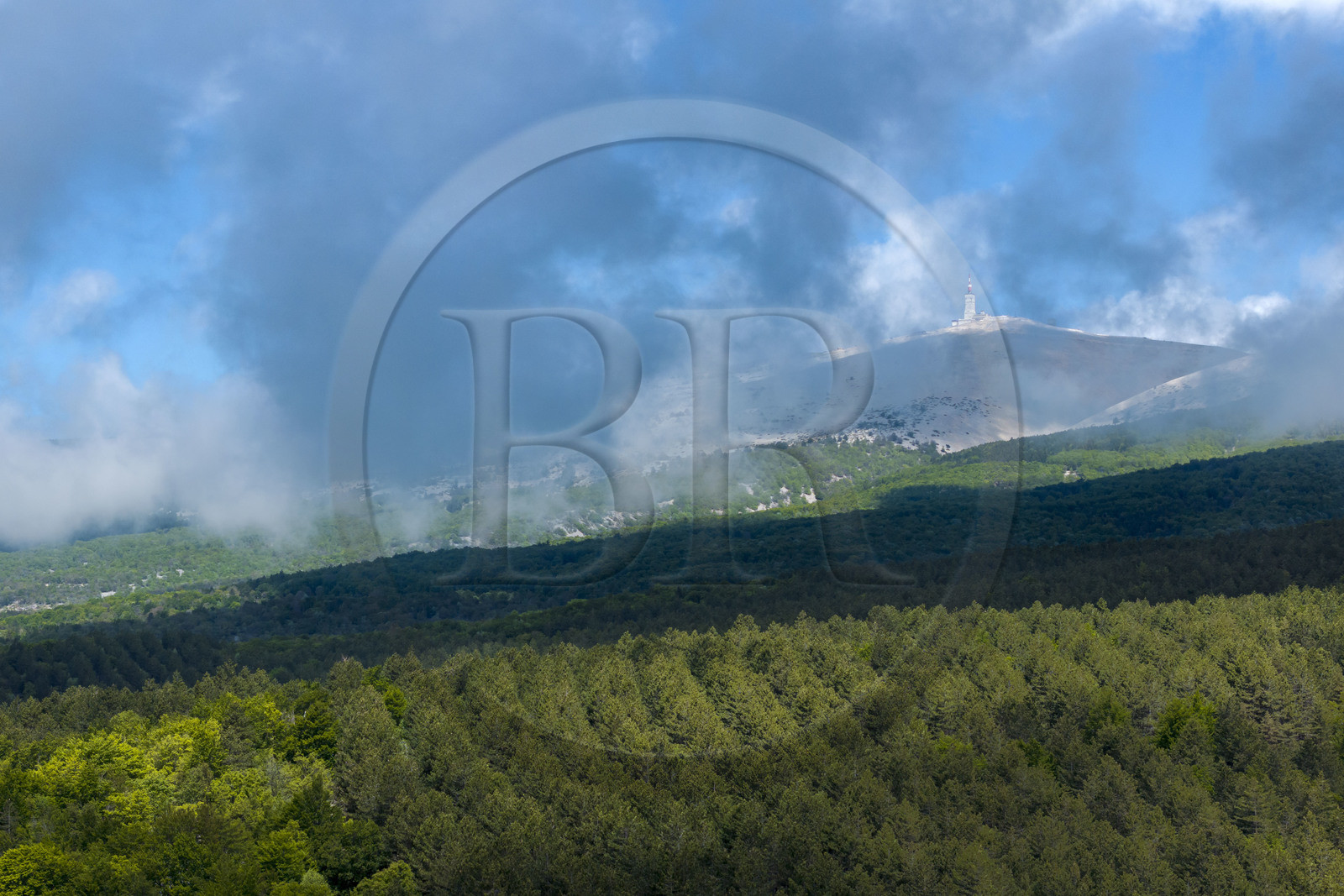 France, Vaucluse (84), Parc Naturel Régional du Mont Ventoux, Bedoin, la station météo au sommet du Mont Ventoux (1910m) et la forêt du versant sud de la montagne