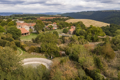 France, Aveyron (12), parc naturel régional des Grands-Causses, Versols-et-Lapeyre, le hameau d'Hermilix, au premier plan une lavogne, excavation naturelle étanchéifiée pour collecter l'eau de pluie et abreuver le bétail (vue aérienne)