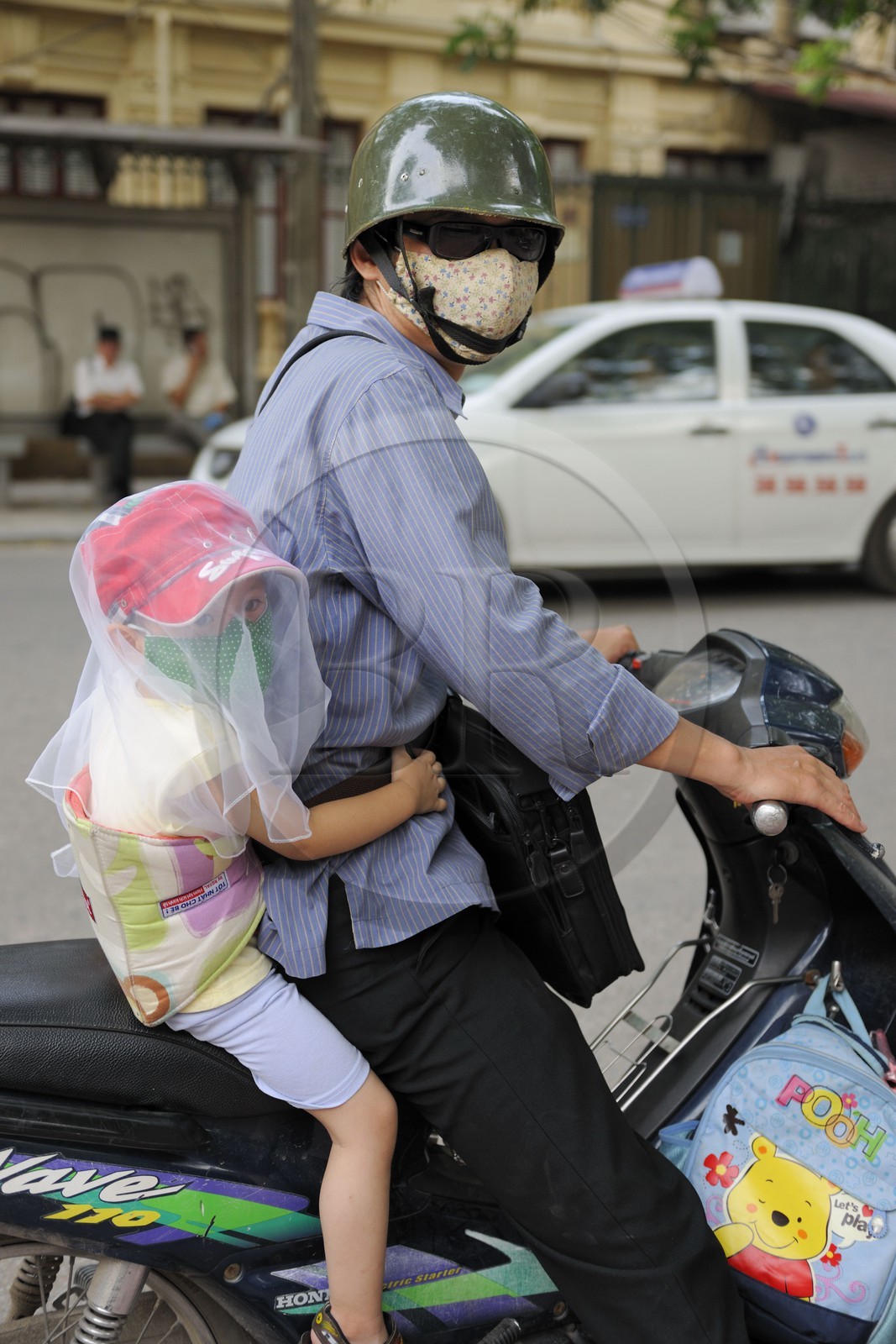 Vietnam, Hanoï, circulation en moto dans la vieille ville, protection contre la pollution