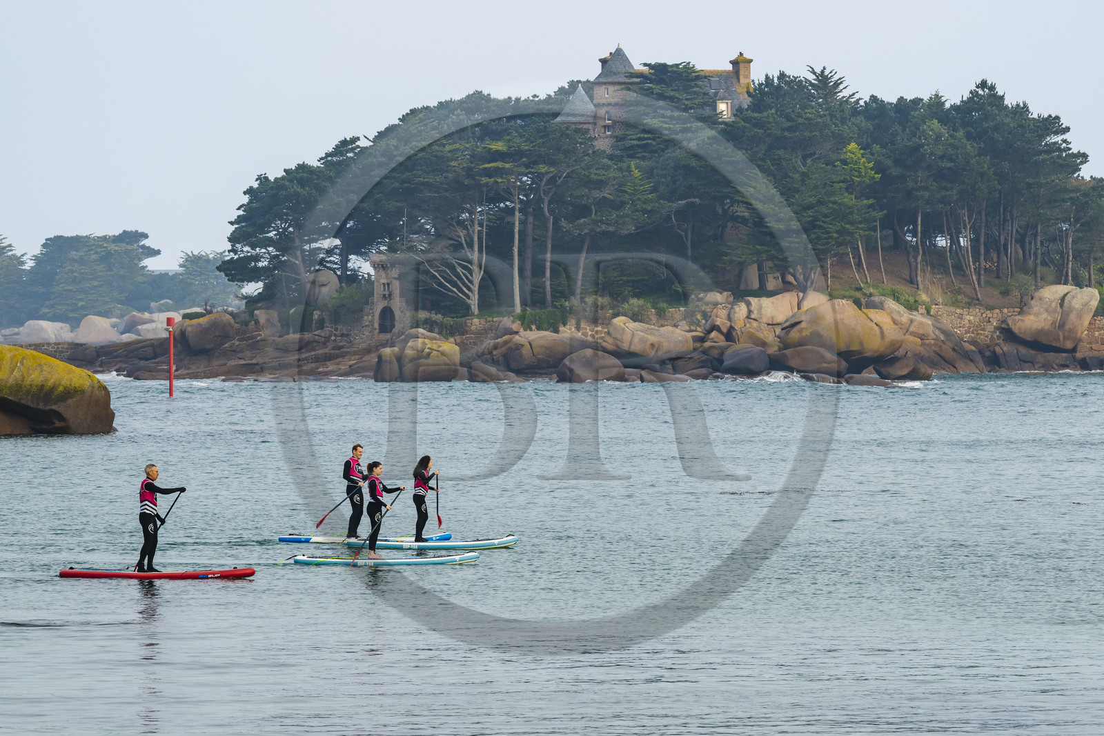 France, Côtes-d'Armor (22), Côte de Granit Rose, Perros-Guirec, sortie en paddle dans l'anse de Ploumanac'h et le chateau de Costaérès sur son ile en arrière plan