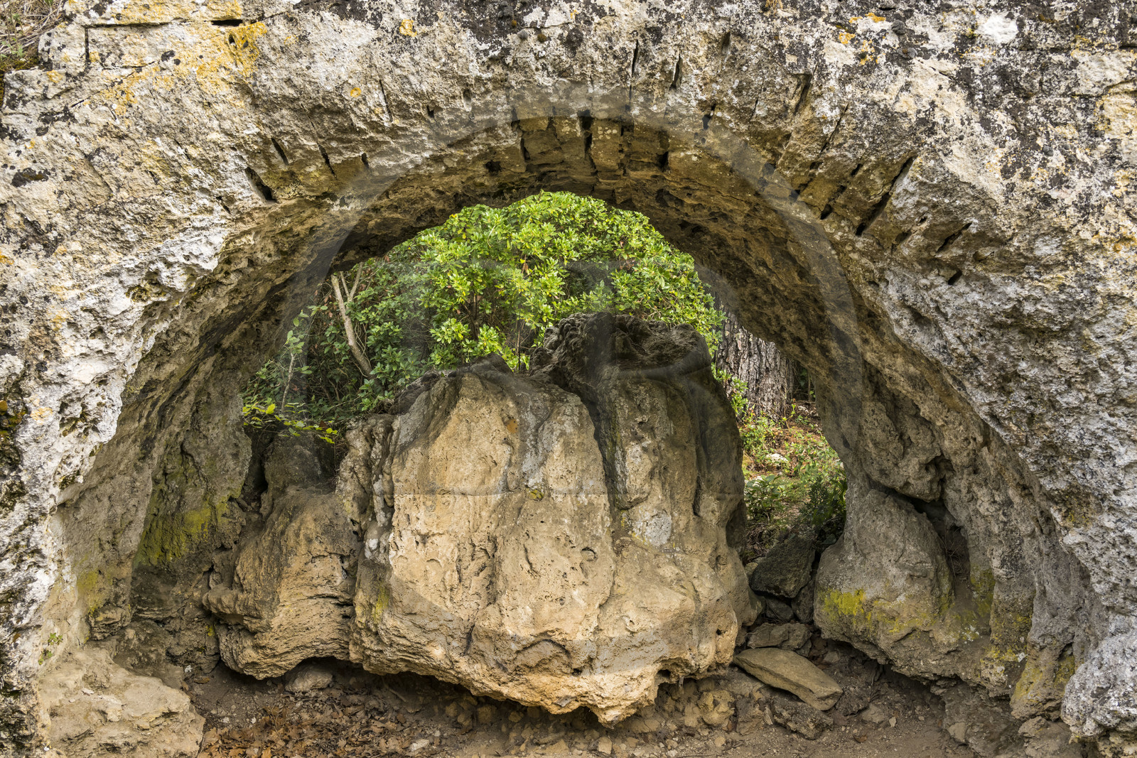 France, Gard (30), Vers-Pont-du-Gard, vestiges de l'aqueduc romain de plus de 52 km de longueur qui amenait l'eau de la Fontaine d'Eure au pied d'Uzès jusqu'à Nimes en passant sur le Pont du Gard, concrétions calcaires déposées au fil des années par les fuites d'eau de l'aqueduc