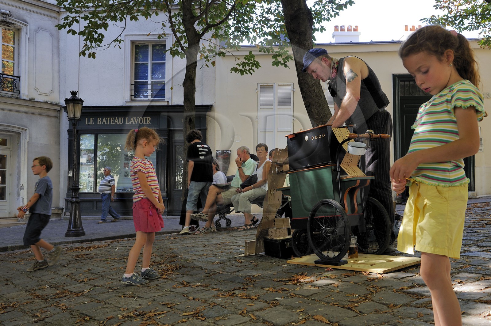 France, Paris (75), Butte Montmartre, Valmy qui est musicien de rue à l'Orgue de barbarie sur la place Emile Goudeau et le bateau Lavoir en arrière plan