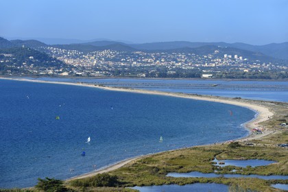 France, Var (83), Hyères, tombolo de la Presqu'Ile de Giens, plage de l'Almanarre, anciens salins et Hyères en arrière plan