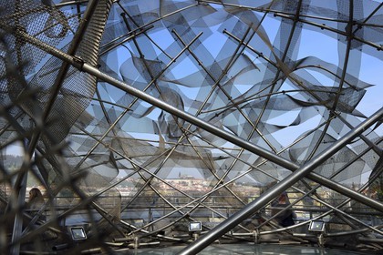 République Tchèque, Prague, Nove Mesto, toit terrasse de la Maison Dansante aussi appelée Ginger et Fred des architectes Vlado Milunic et Frank Gehry, vue sur le chateau et la vieille ville