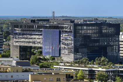 France, Hérault (34), Montpellier,  quartier de Port Marianne, l'Hotel de Ville conçu par les architectes Jean Nouvel et François Fontès