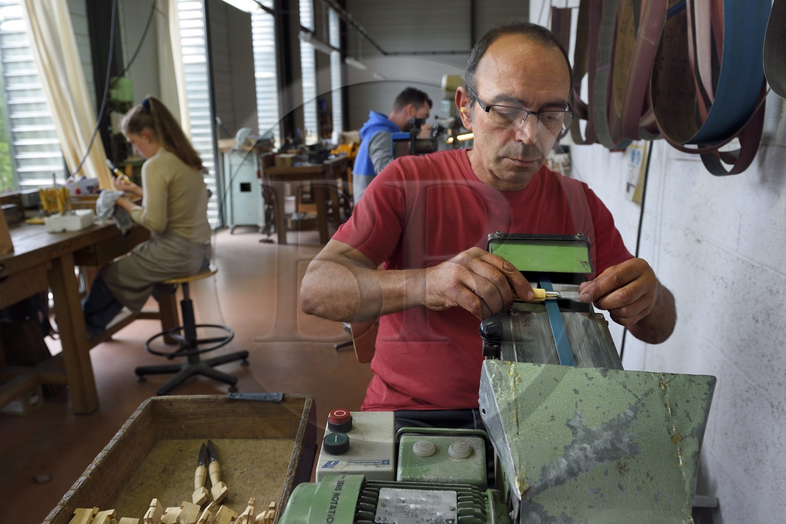 France, Dordogne (24), Périgord Vert, Nontron, fabrication des couteaux de Nontron à la Coutellerie Nontronnaise, ponçage