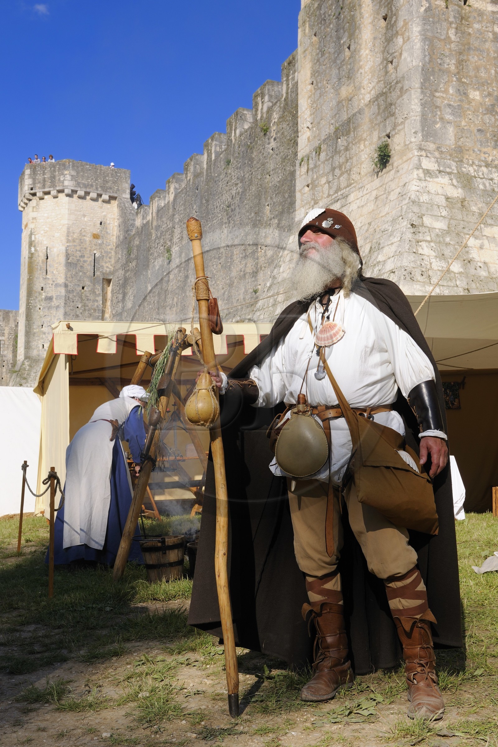 France, Seine et Marne (77), Les Médiévales de Provins, ville classée Patrimoine Mondial de l'UNESCO, pélerin de Saint-Jacques-de-Compostelle sous les remparts
