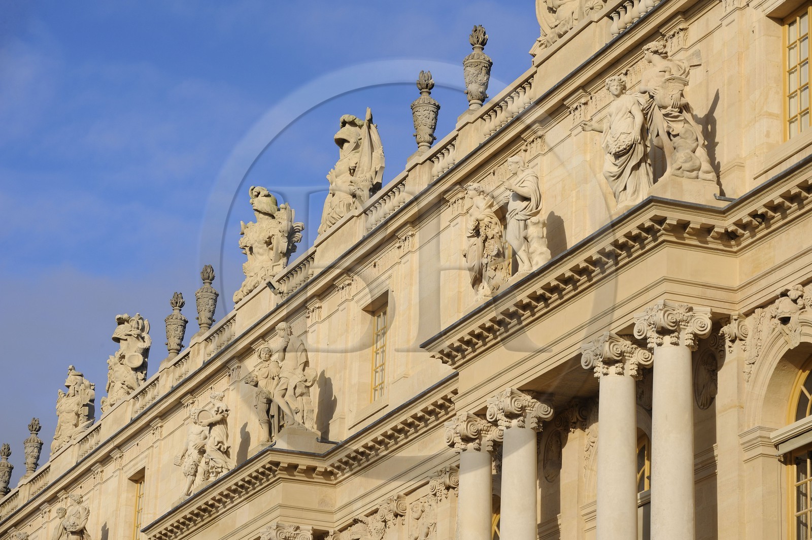 France, Yvelines (78), château de Versailles, classé Patrimoine Mondial de l'UNESCO, la façade des appartements de la Reine
