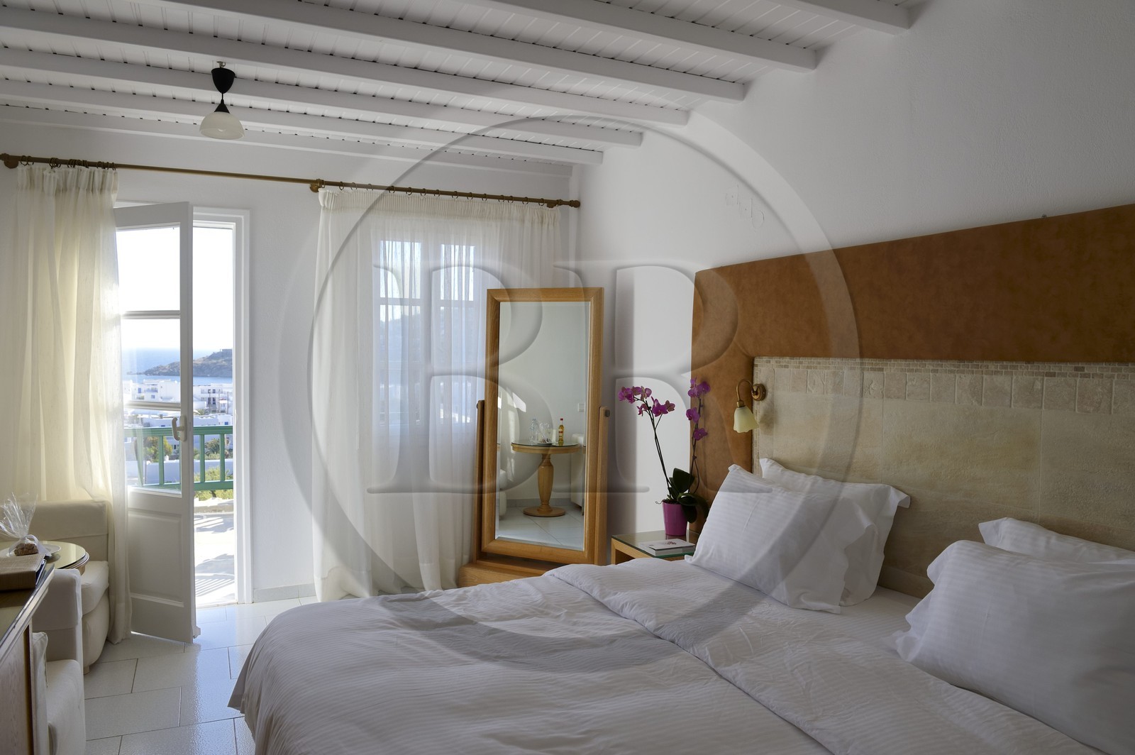 Grèce, Les Cyclades, mer Égée, île de Mykonos, village de Platis Gialos, l'hôtel Relais & Châteaux Myconian Ambassador Thalasso Spa, une chambre