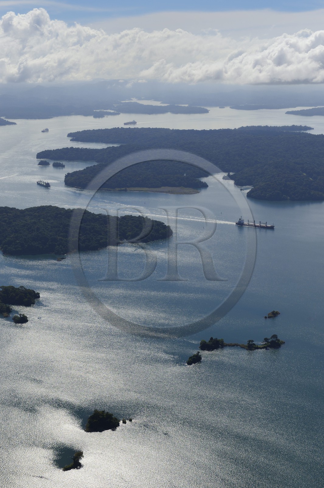 Panama, Canal de Panama, cargo panamax et ilots sur le lac Gatun (vue aérienne)