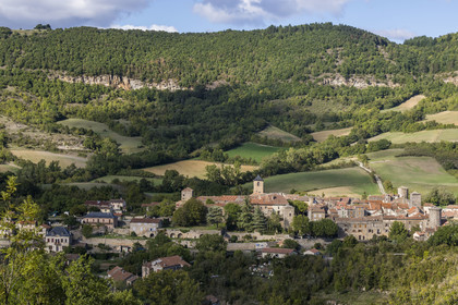 France, Aveyron (12), Causses et les Cévennes, paysage culturel de l'agro-pastoralisme méditerranéen, classés Patrimoine Mondial de l'UNESCO, Sainte-Eulalie-de-Cernon sur la route de Saint-Jacques-de-Compostelle