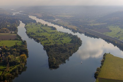 France, Eure (27), la Seine en aval de Vernon vers Notre-Dame-de-l'Isle, petit voilier naviguant devant l'ile Emient (vue aérienne)