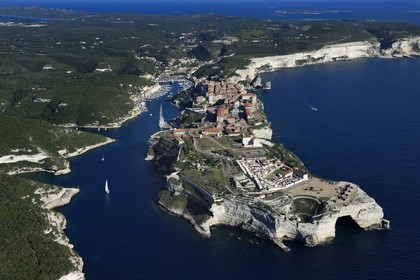 France, Corse-du-Sud (2A), Bonifacio, les falaises calcaires, la citadelle et la vieille ville (vue aérienne)