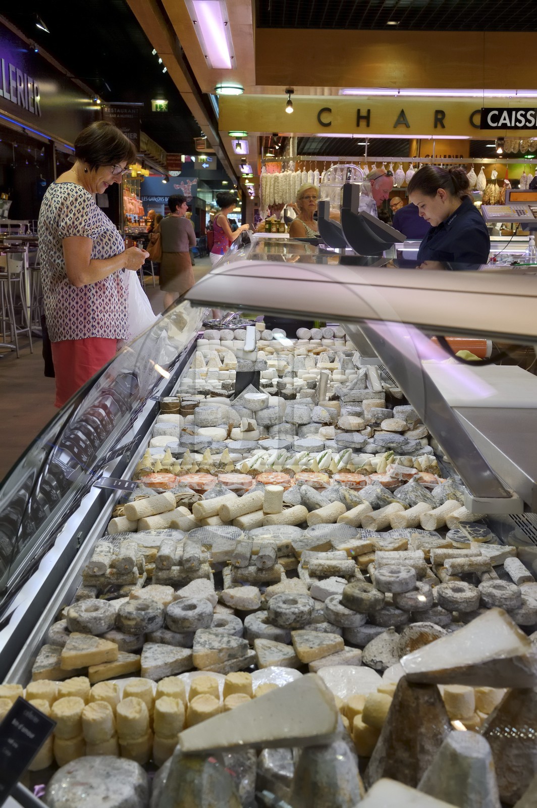 France, Rhône (69), Lyon, cours Lafayette, les Halles Paul Bocuse, le traiteur Cellerier, les fromages