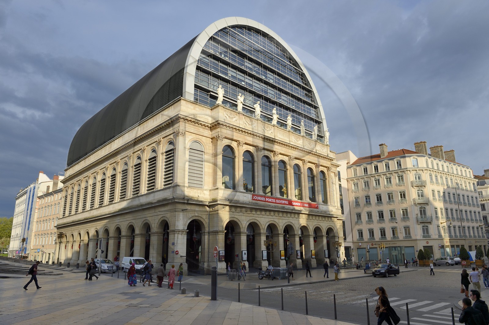 France, Rhône (69), Lyon, site historique classé Patrimoine Mondial de l'UNESCO, façade de l'opéra de Lyon par l'architecte Jean Nouvel, les muses du fronton