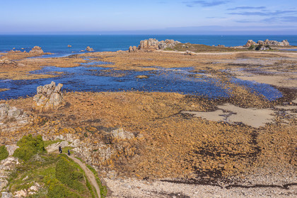 France, Côtes-d'Armor (22), Côte d'Ajoncs, Plougrescant, Anse de Pors (Porz) Scaff, la plage du site du gouffre de Plougrescant, randonneurs sur le chemin de Grande Randonnée GR 34 (vue aérienne)