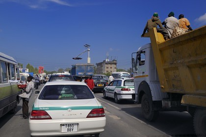 Tanzanie, Dar es-Salaam, vendeurs à la sauvette dans les embouteillages