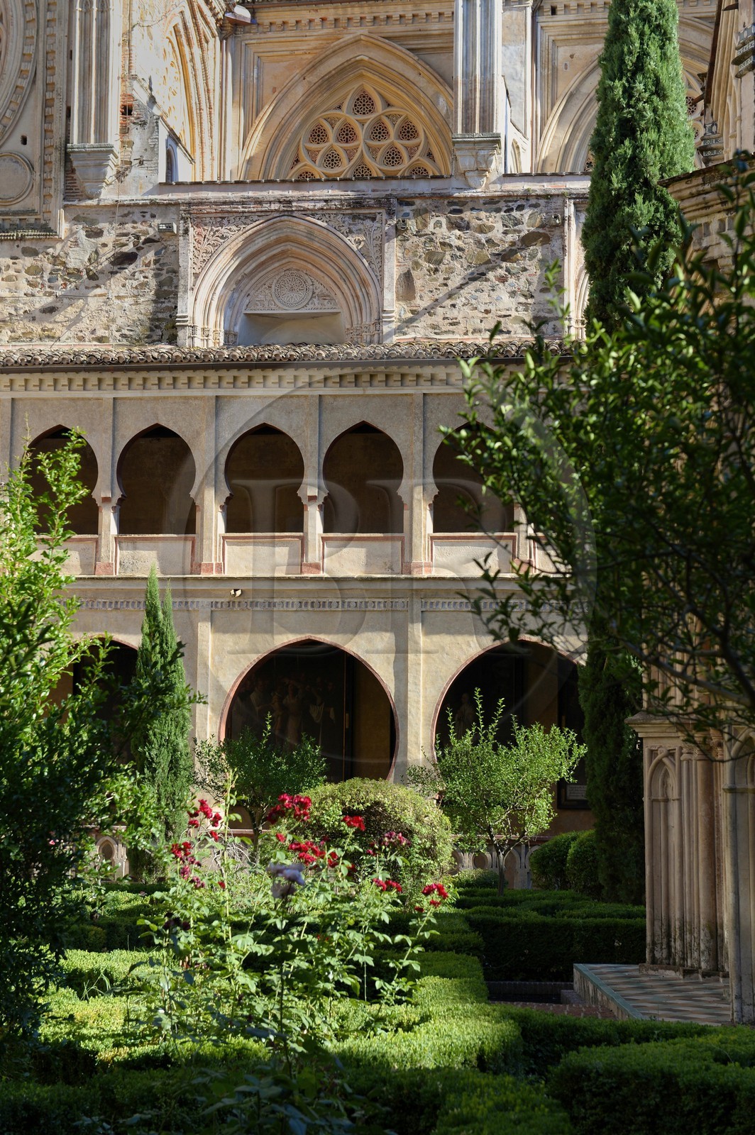 Espagne, Estremadure, Guadalupe, monastère royal de Santa Maria de Guadalupe classé Patrimoine mondial de l'UNESCO, cloître Mudejar construit au XIVe siècle et l'église en arrière plan