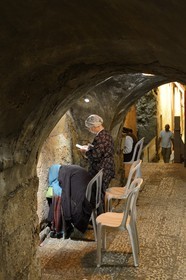 Israel, Jérusalem, ville sainte, vieille-ville classée Patrimoine Mondial de l'UNESCO, souterrain du Kotel qui longe le Mur occidental faisant partie des murs de soutènement de l'esplanade du Temple construite par Hérode Ier le Grand, cet endroit où des femmes sont en prière est l'endroit le plus proche du Kodesh Ha' Kodashim (Saint des Saints)