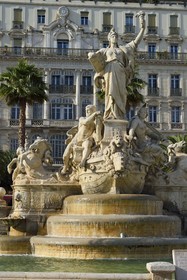 France, Var (83), Toulon, la  fontaine de la Fédération et l'ancien Grand Hotel sur la place de la Liberté