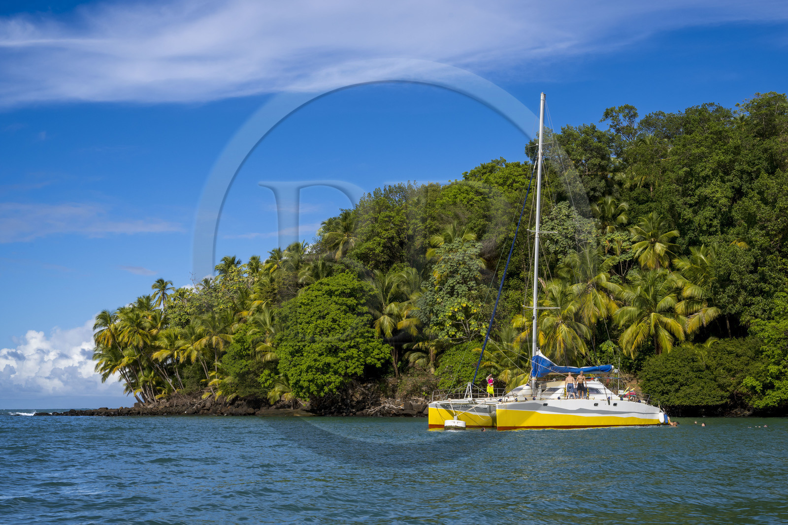 France, Guyane, Kourou, Iles du Salut, l'Ile Saint-Joseph, touristes passant la journée sur un catamaran