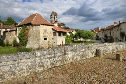 France, Dordogne (24), Périgord Vert, Saint-Jean-de-Côle, labellisé Les Plus Beaux Villages de France, le pont médiéval du XIIème siècle et le clocher de l'église Saint-Jean-Baptiste