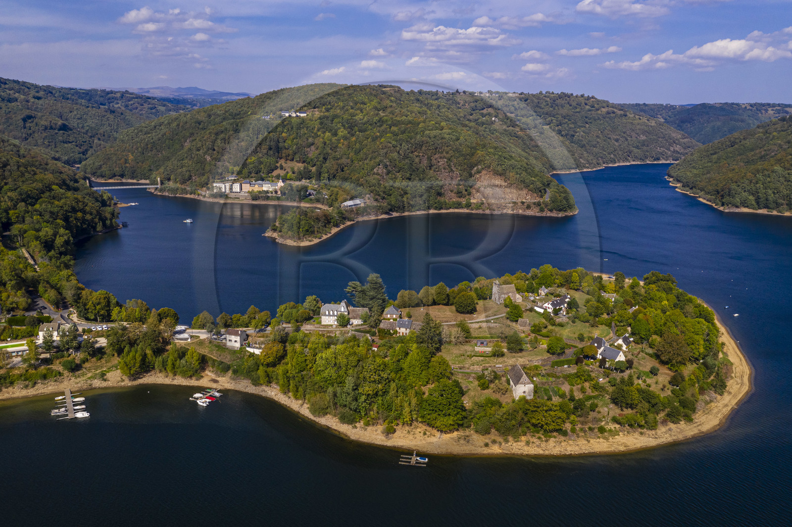 France, Aveyron (12), Gorges de la Truyère, presqu'ile de Laussac, retenue du barrage de Sarrans, les Monts du Cantal en arrière plan à gauche (vue aérienne)
