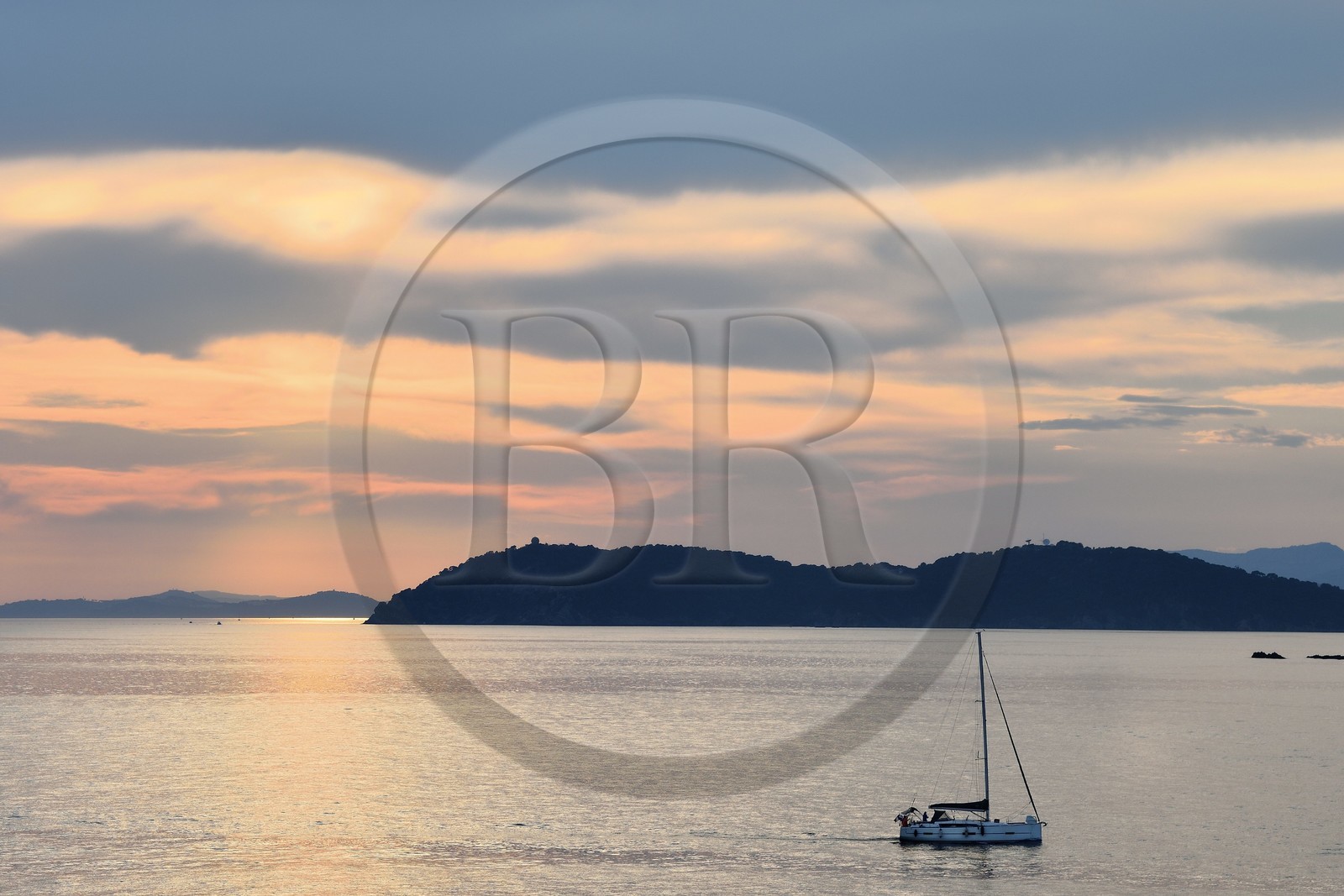 France, Var (83), Iles d'Hyères, parc national de Port Cros, Ile de Porquerolles, vue depuis le Fort du Petit Langoustier sur la Presqu'Ile de Giens