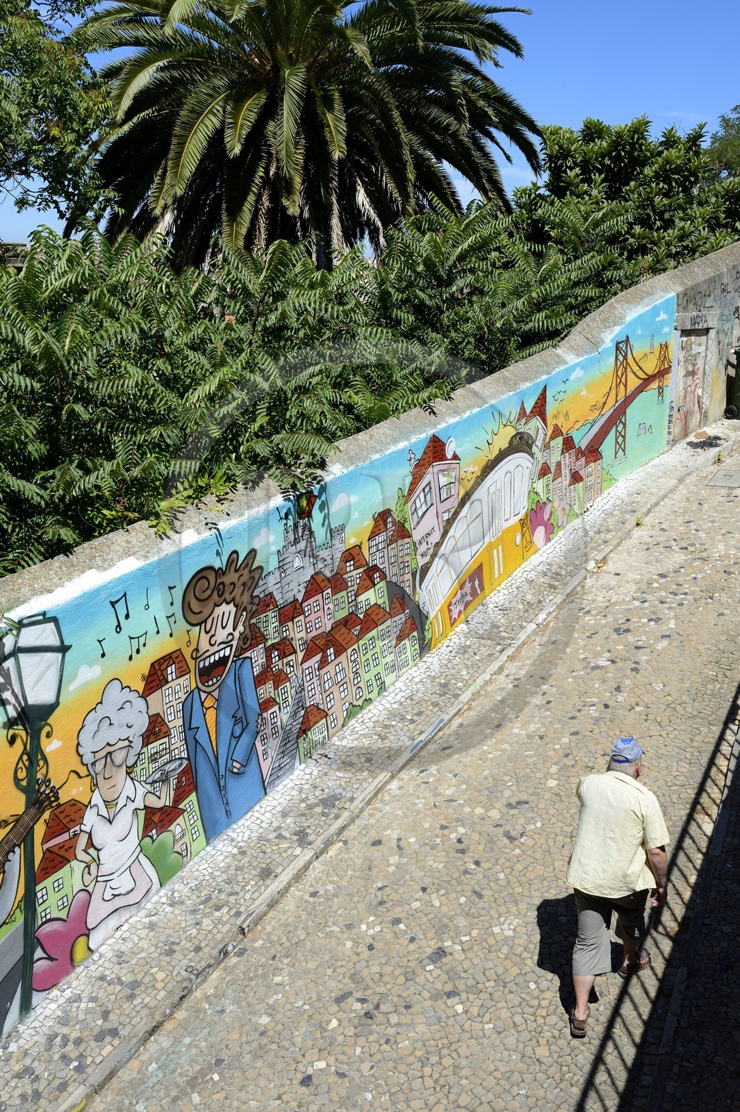 Portugal, Lisbonne, quartier de l'Alfama, fresque représentant les principaux centres d'attractions de la ville dans la rue Costa do Castello