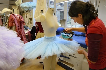 France, Paris (75), Opéra Garnier, les ateliers du costume, les ateliers flous, confection d'un tutu