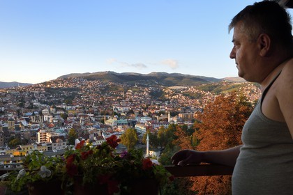 Bosnie-Herzégovine, Sarajevo, Nedim Ustalic ne se lasse pas de la vue sur la vieille ville depuis sa terrasse