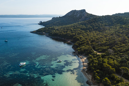 France, Var (83), Iles d'Hyères, parc national de Port Cros, Ile de Porquerolles, la plage Notre-Dame dans la Baie de l'Alycastre et le Cap des Mèdes en arrière-plan (vue aérienne)