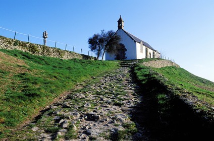 France, Morbihan (56), Carnac, tumulus et chapelle Saint-Michel