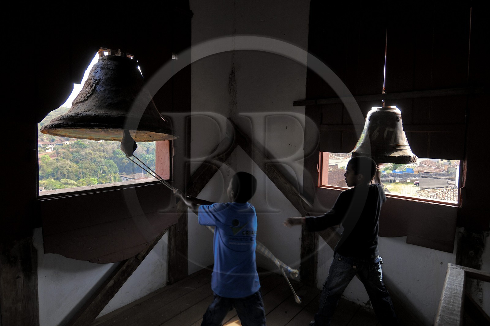 Brésil, Etat du Minas Gerais, ville de Serro, igreja de Nossa Senhora do Carmo, enfants de coeur faisant sonner les cloches pour la messe (Route de l'or, Estrada Real)
