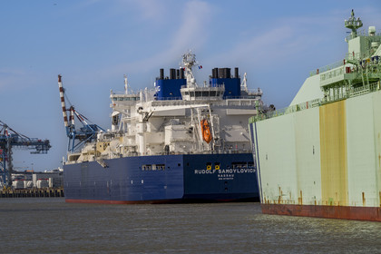 France, Loire-Atlantique (44), Estuaire de la Loire, Saint-Nazaire, méthanier à quai dans le Grand port maritime de Nantes-Saint-Nazaire Terminal méthanier de Montoir-de-Bretagne