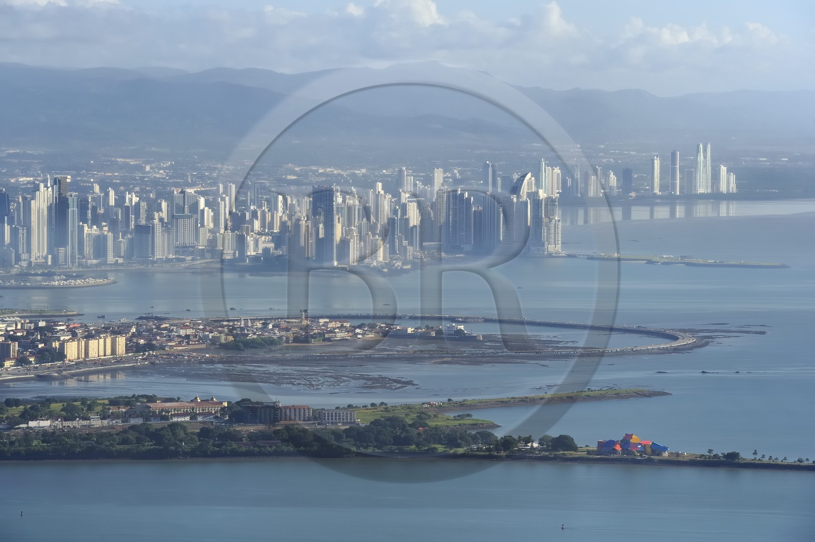 Panama, Panama City, les gratte-ciels du front de mer, le Musée de la biodiversité nommé Pont de la vie de Panama par l'architecte Frank Gehry et la vieille ville du Casco Antiguo (Viejo) en premier plan (vue aérienne)