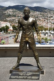 Portugal, Ile de Madère, Funchal, statue du footballeur Cristiano Ronaldo natif de l'ile
