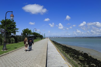 France, Calvados (14), Honfleur, la promenade de la jetée le long de l'embouchure de la Seine permet d’accèder à la plage
