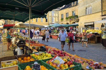 France, Dordogne (24), Périgord Noir, vallée de la Dordogne, Sarlat-la-Canéda, jour de marché Place de la Liberté