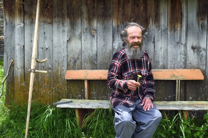 Géorgie, Haute Svanétie (Zemo Svaneti), village de Ushguli (Ouchgouli), classé Patrimoine Mondial de l'UNESCO, le poète et artiste peintre Sridon Nijardzé