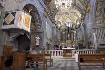 France, Corse-du-Sud (2A), Piana, labellisé Les Plus Beaux Villages de France, l'église paroissiale de l'Assomption (Santa Maria Assunta), le curé d'origine rwandaise Edouard Sentarure