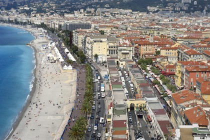 France, Alpes-Maritimes (06), Nice, le cours Saleya dans le vieux Nice et la Promenade des Anglais sur le bord de mer