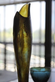 France, Paris (75), le musée d'Orsay, vase Le Baumier 1895 par Émile Gallé, gravé en creux dans la partie supérieure de la pièce: Emile Galle, 1895, de Montibus Umbrae, c'est l'instant solennel et c'est l'heure éternelle, ou la nature émue est grave et maternelle, Robert de Montesquiou