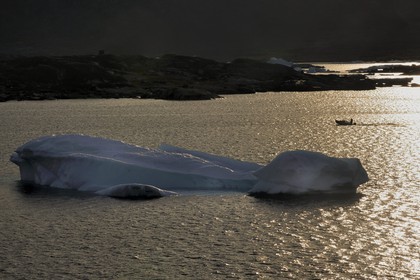 Groenland, fjord de Nanortalik au sud du pays, bateau progressant entre les icebergs
